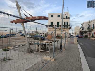 Siamo al mercato ittico e alcuni banchi di vendita sono stati smontati